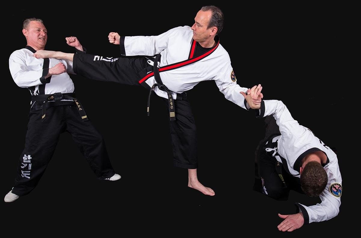 Dubbele Hapkido techniek, trap en polsklem